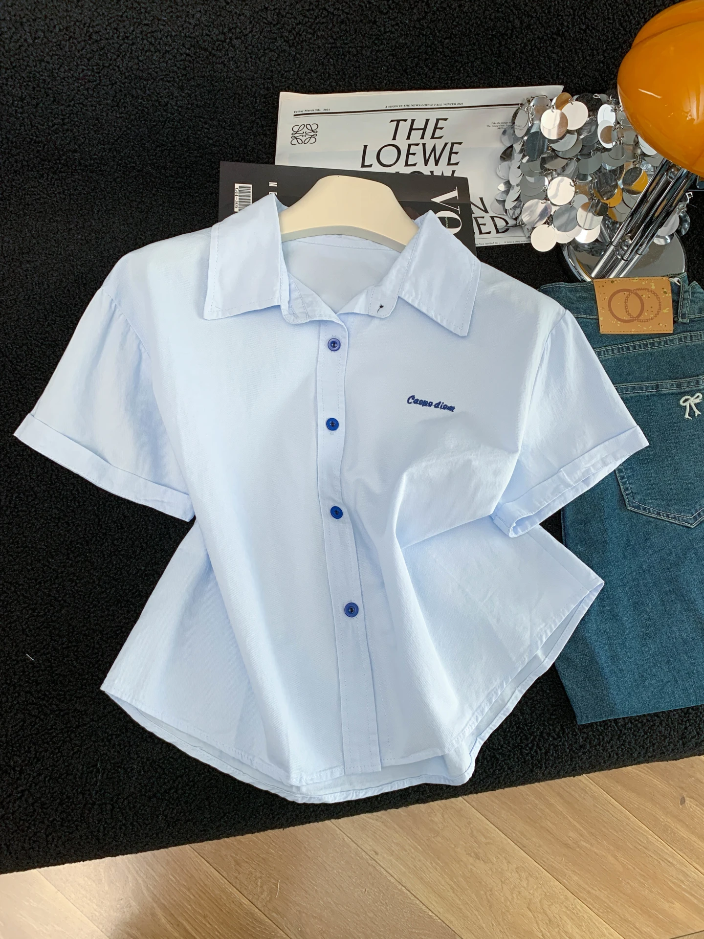 刺繍入りカラーブロックボタンシャツ：女性向け学院風短袖のデザインと着用法