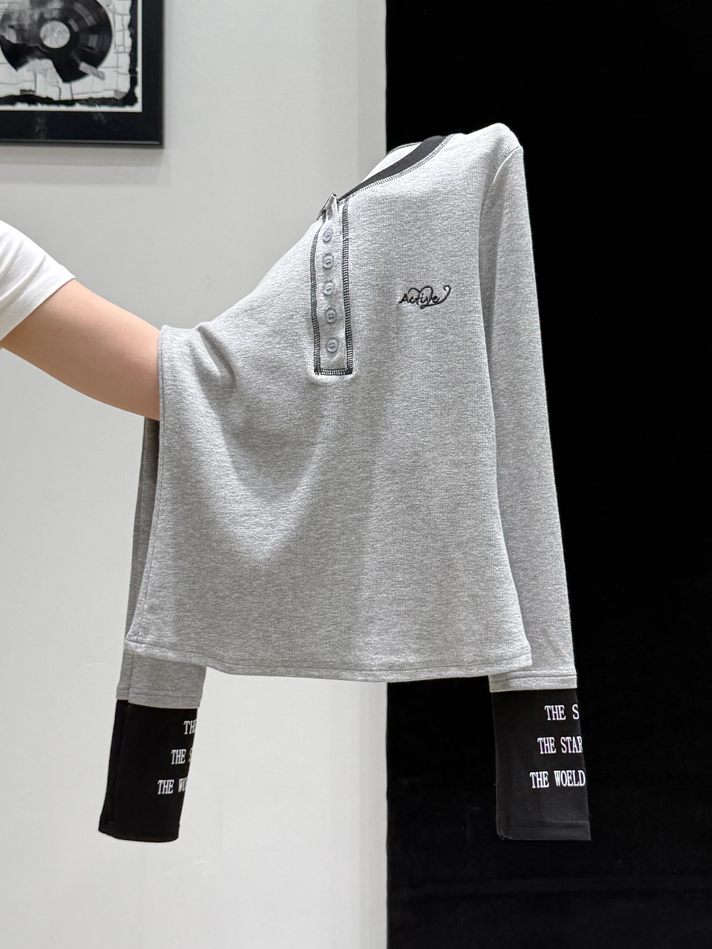 tシャツ シャツ 重ね着 レディース どうやって着るの？アメリカンレトロスタイルの灰の刺繍Tシャツが解決する3つの着こなしの秘密