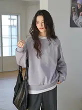紫色のロゴプリントラウンドネック  プルオーバースウェットシャツ【女性用・デザイン性・ドロップショルダー】（セットアップ対応）