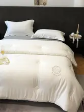 高級感溢れる5Aグレードの仮白鵞絨羽毛布団【冬用・立体刺繍デザイン】