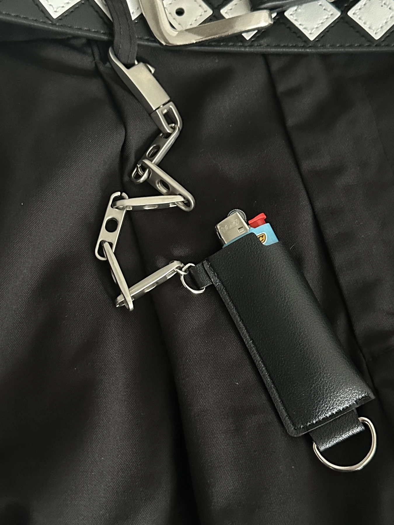 IEWSの高級感あるシンプルキーリング【赤と青のアクセント】はどんな使い方があるのか？