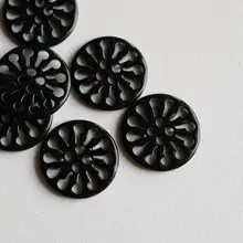 黒塗装の透かしデザイン金属ボタン【花輪形・ショート18mm】
