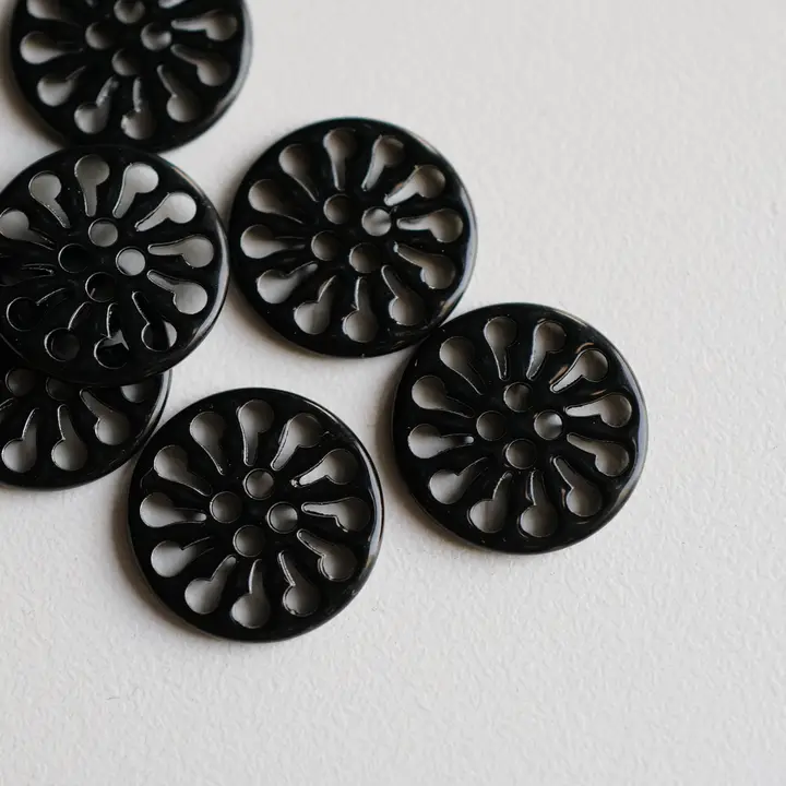 黒塗装の透かしデザイン金属ボタン【花輪形・ショート18mm】