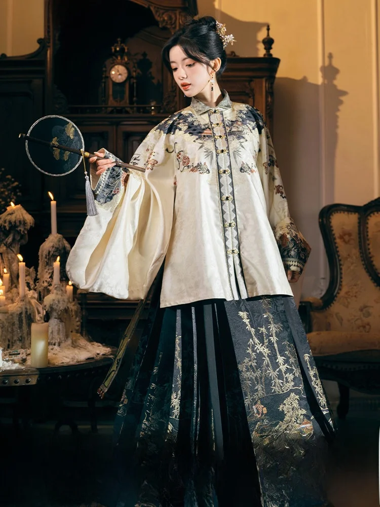服が清楚になるには、デザインと素材のバランスが鍵！？