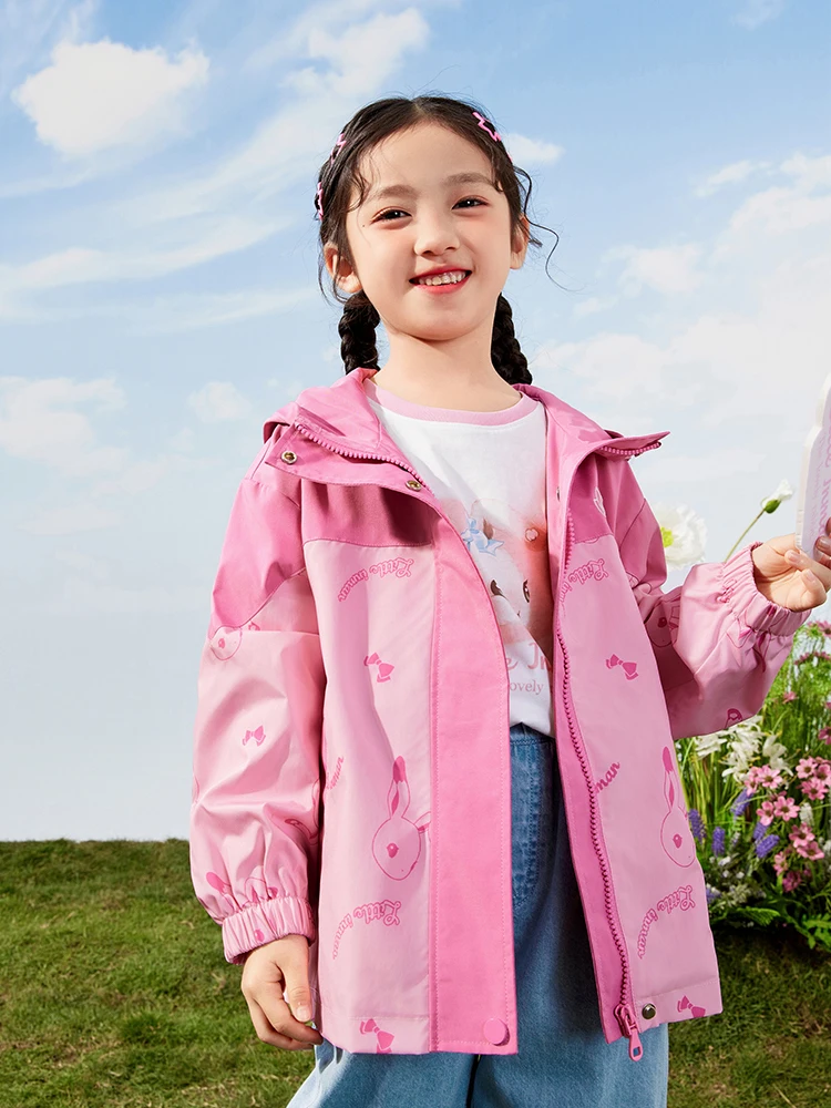女の子用ソフトシェルアウター：防水・防風・通気性を兼ね備えた春先の軽量レインコート