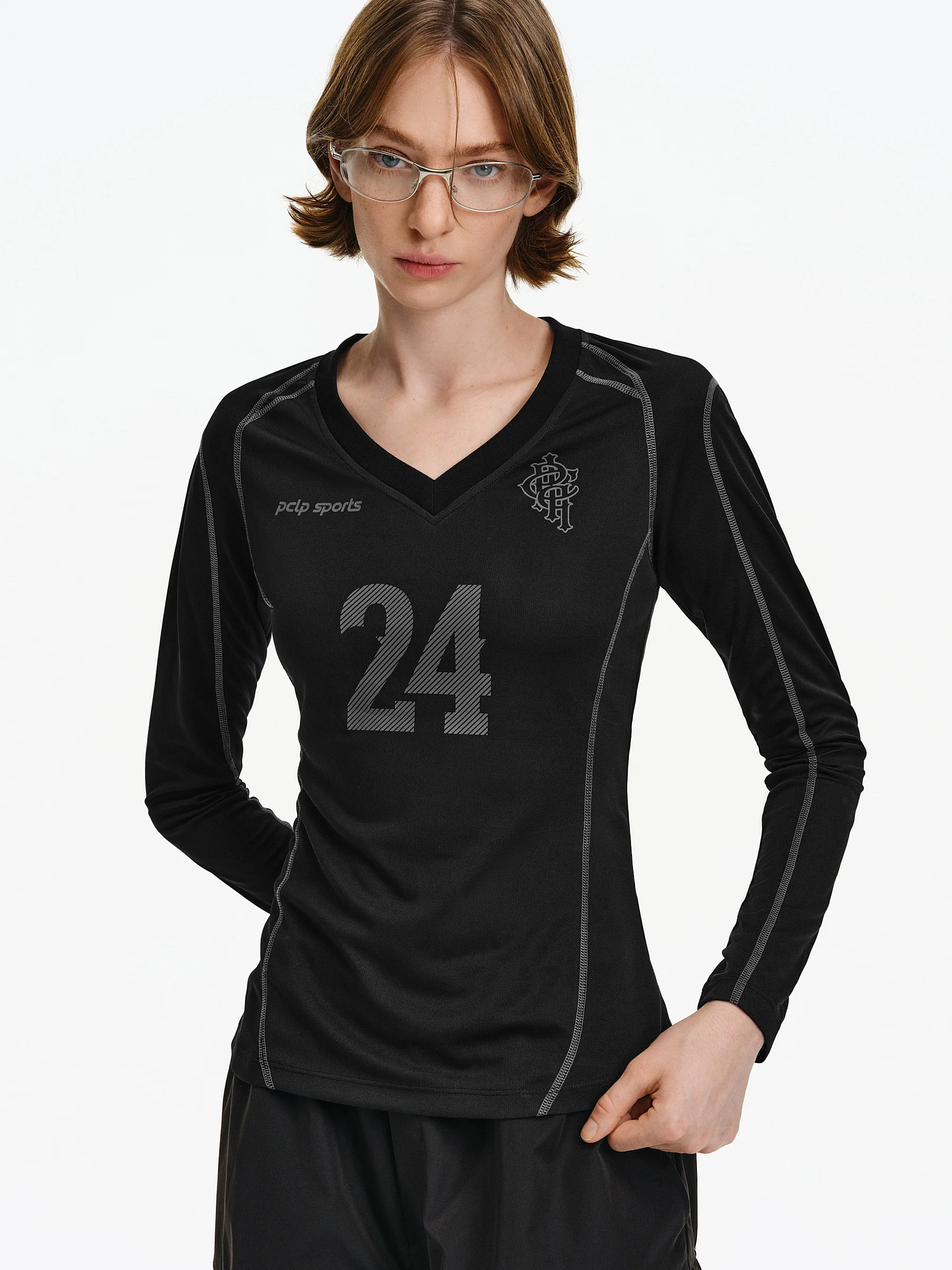 40代のスポーツファッション女性に最適なVネック長袖Tシャツ｜レトロスタイルと軽量機能のバランス