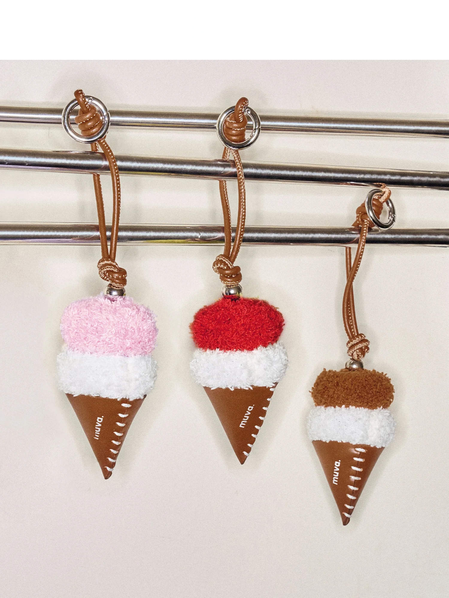 中学生女子向けファッション小物 プレゼント どう選ぶ？氷菓子デザインのファー付きバッグチャームが人気の理由