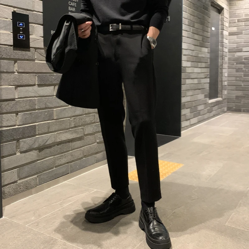 ファッション男が今、選ぶべき「春秋の無地テーパードパンツ」は？