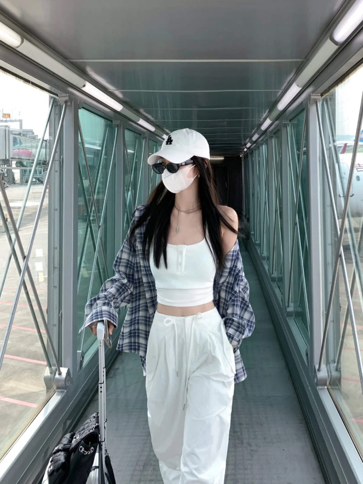 大人可愛い服 40代コーデ 青と白のチェック柄長袖シャツの定義と特徴