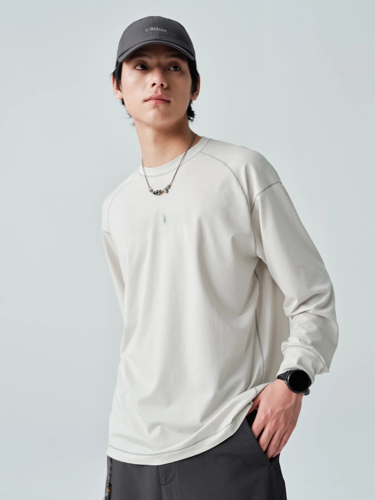 速乾長袖Tシャツ：COOLMAX素材で汗を吸収・速乾するハイキングウェアの実用性