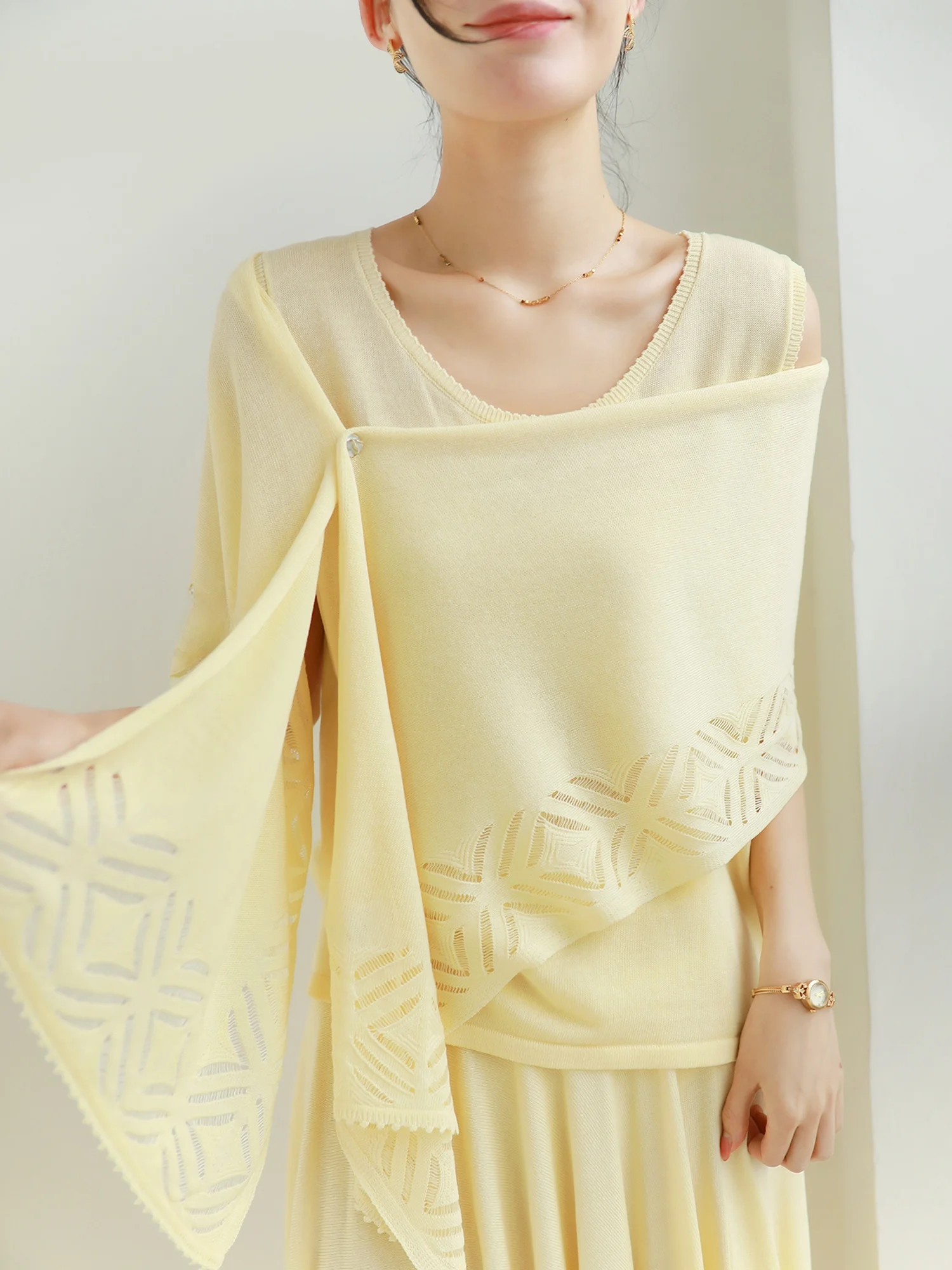 涼しげな透かし編みニットシフォンショール：春夏季の通気性とUVカット機能を実証
