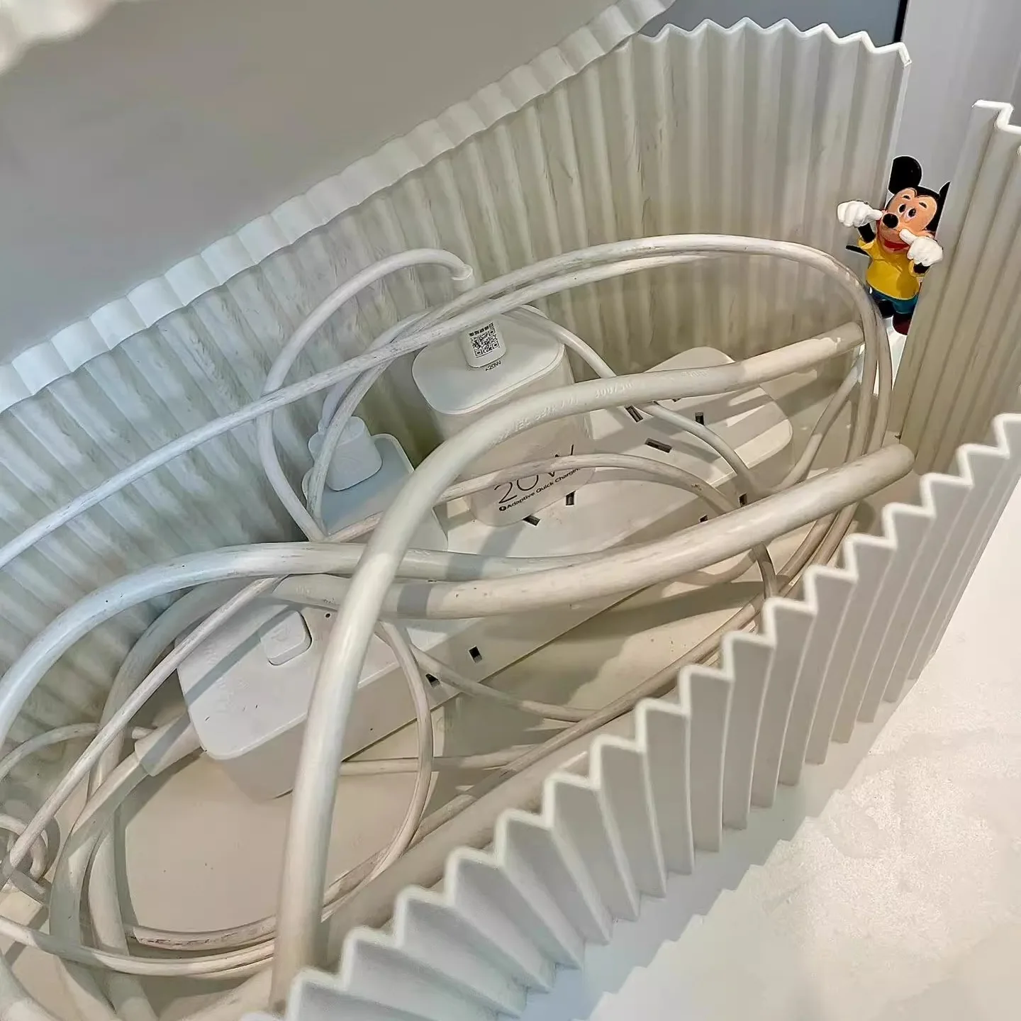デスク上用ケーブルボックス：電源タップ収納と充電器整理の実用性を検証