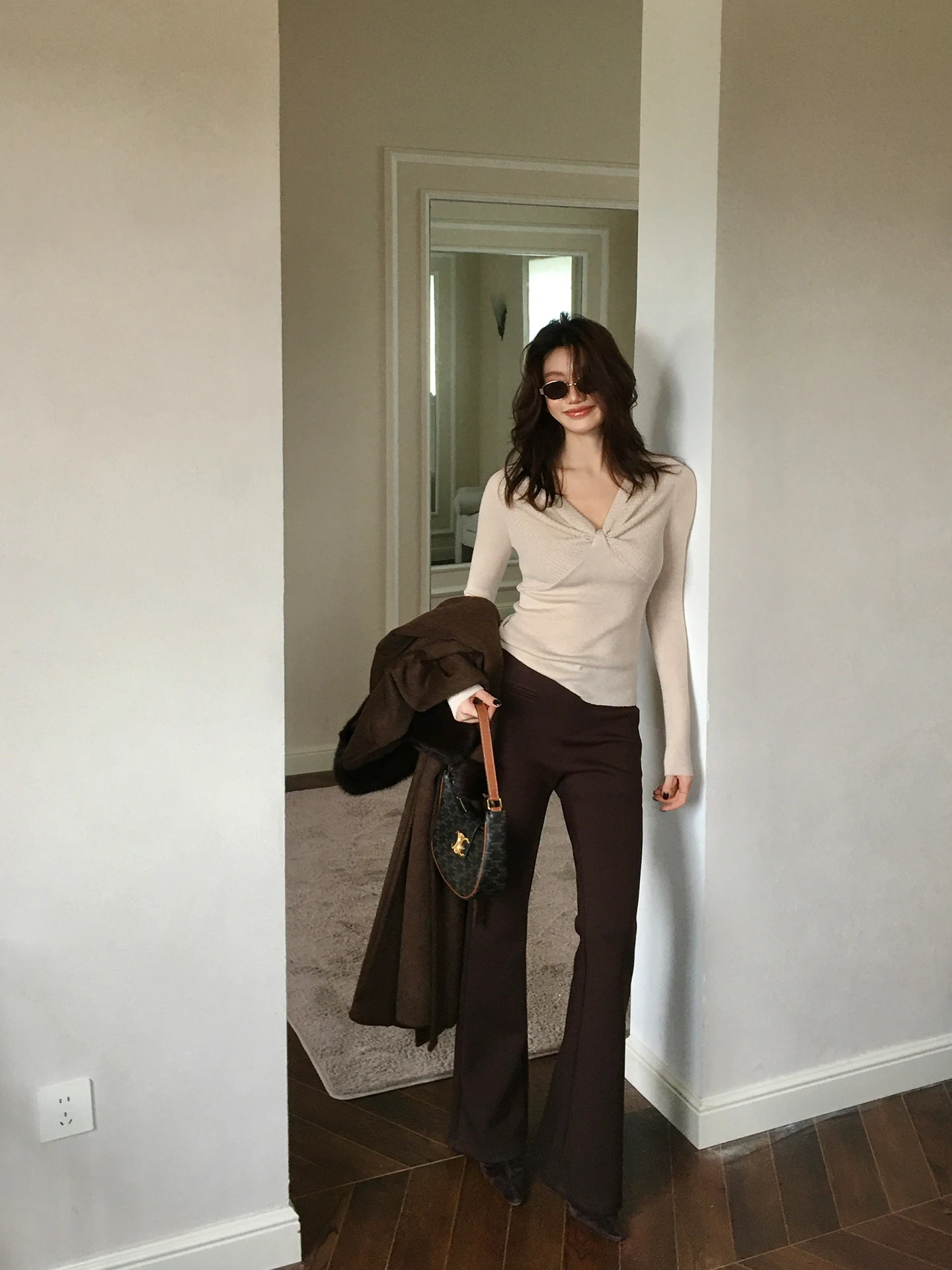 骨格ストレート フレアパンツ おすすめモデル：レトロデザインの高腰フレアパンツ