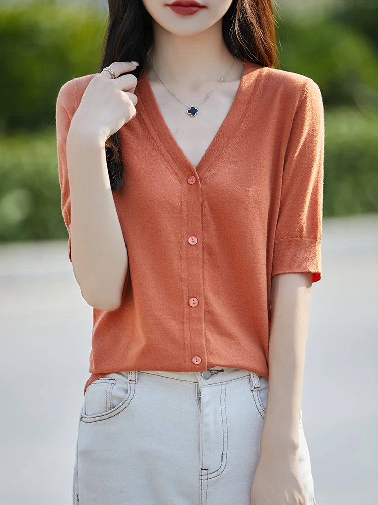大人可愛い服 50代コーデの選び方｜Vネックカーディガンで実現する自然な可愛さ