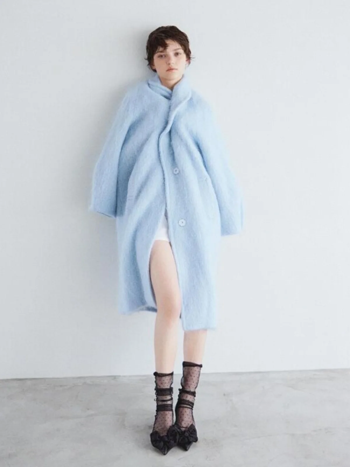 美しいデザインのリボン付きドット柄ローヒールパンプス：日式スタイルの秋シーズンに最適な脚のラインをサポート