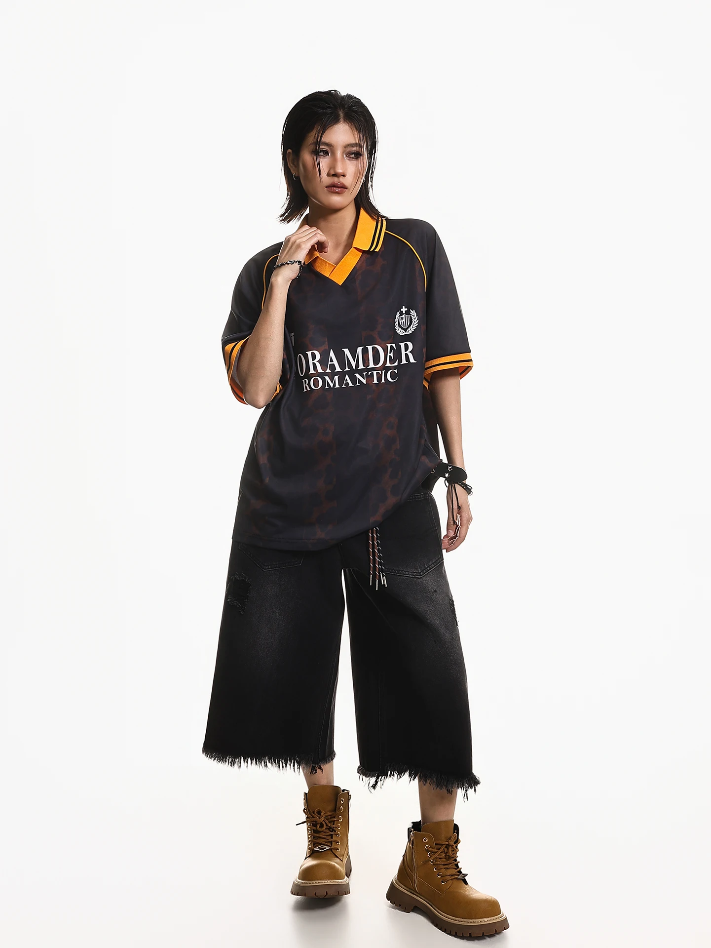 40代の女性が選ぶスポーツコーデの本質は？カジュアルなレオパードプリントTシャツで見つけた美しさと機能性のバランス