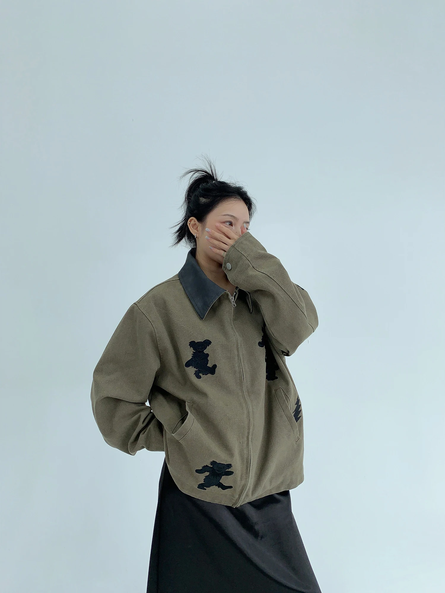 カジュアルな刺繍デザインのワークジャケット：バーン風のアンティーク風スタイルとは