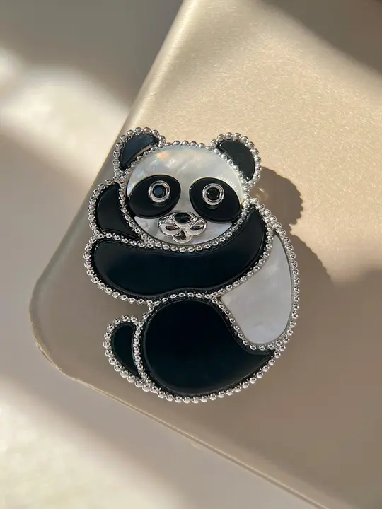 パンダブローチ【黒瑪瑙・デザイン性のある幸運な動物・冬のコート用アクセサリー】