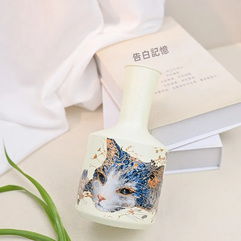 ガラスの花瓶を選ぶときに迷う？雪猫デザインのユニークな花瓶が解決する理由とは