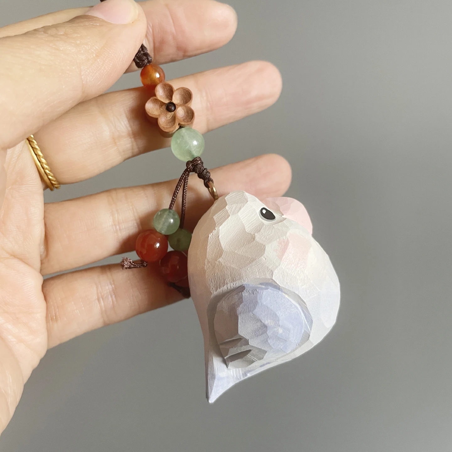 Happy Holidays にぴったりな贈り物は、手作りの木彫りオウムキーホルダー？