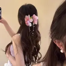おしゃれな花とパールのフリンジ付きサメクリップ【華やかさ満点・後頭部用・髪まとめ器】