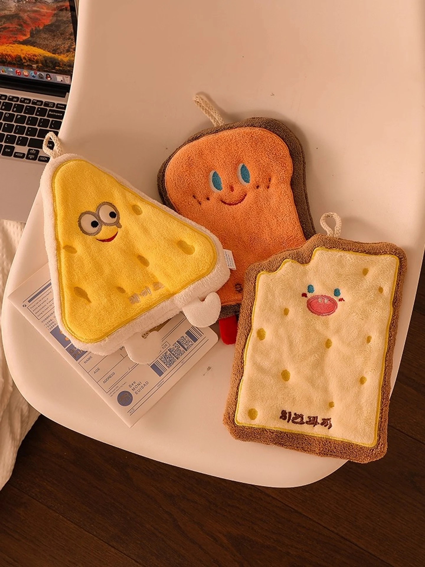 可愛いキャラクターの掛け式ハンドタオル：吸水性・厚手でトイレ・キッチンにも活用