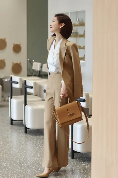 秋冬用 トレンディ ベージュ ベルト付きジャケット【高級感・ビジネス向け】& ストレートパンツ【ハイウエスト・細身】
