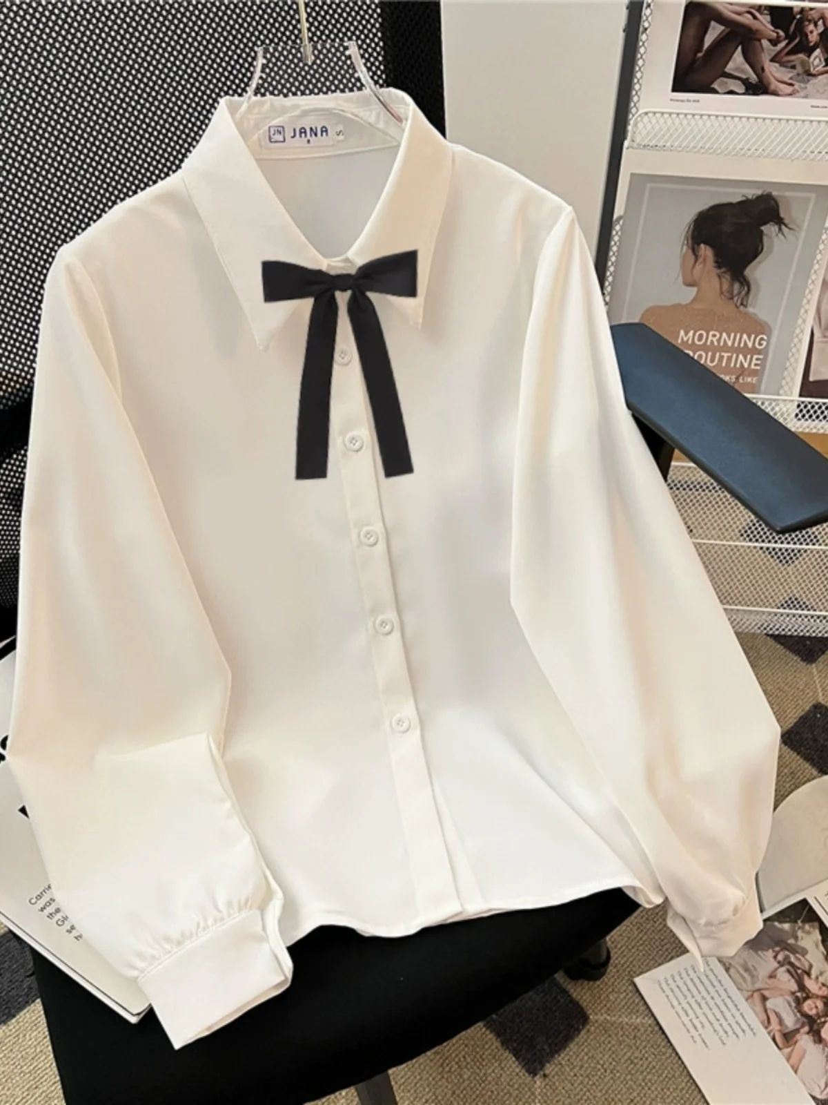 大人可愛い服 40代コーデの完全ガイド｜隠しボタンシャツで自然な可愛さを実現