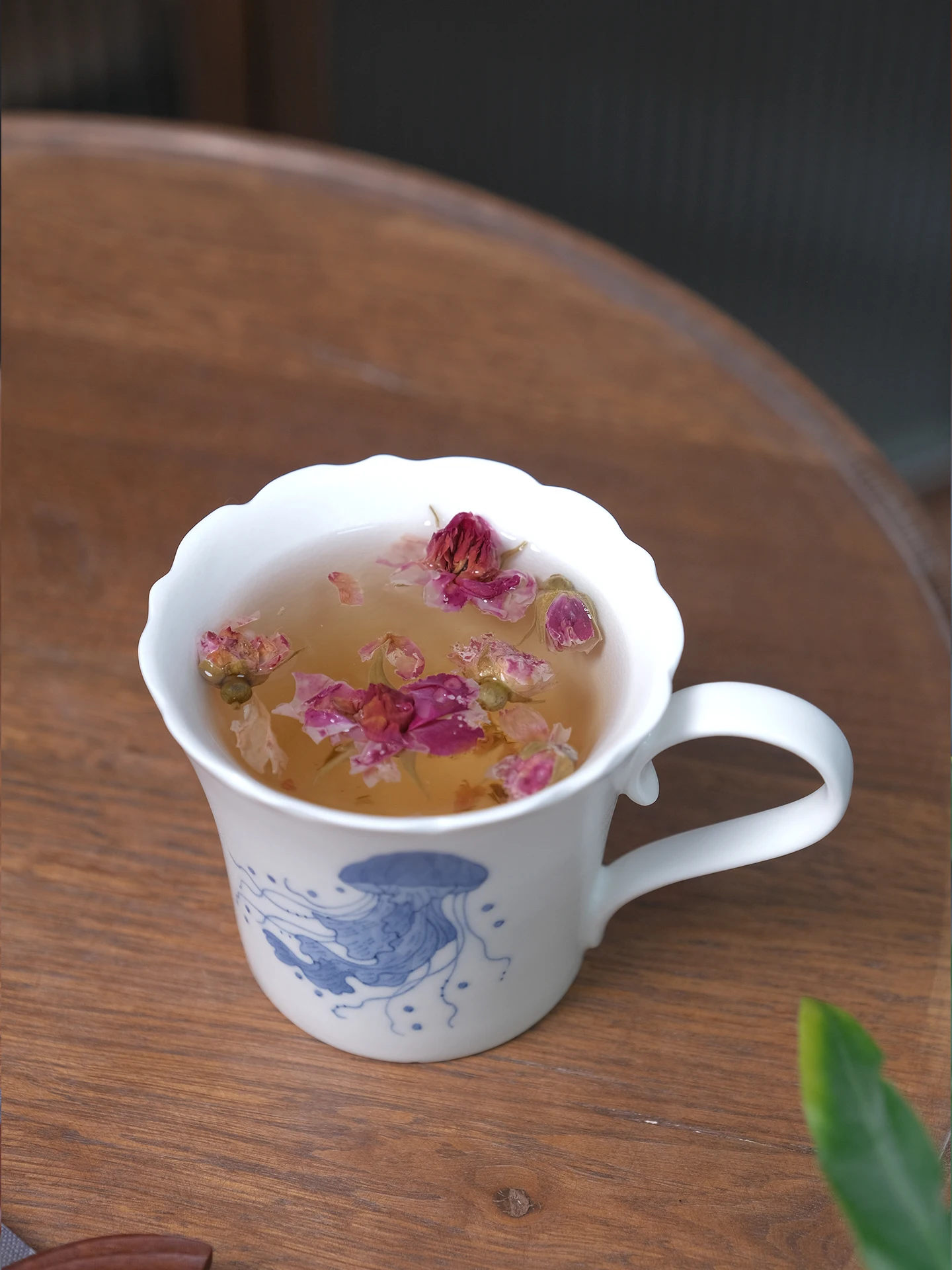 手描き青花水母デザインの陶器マグカップ【高級感のあるフラワーカット・牛乳用】