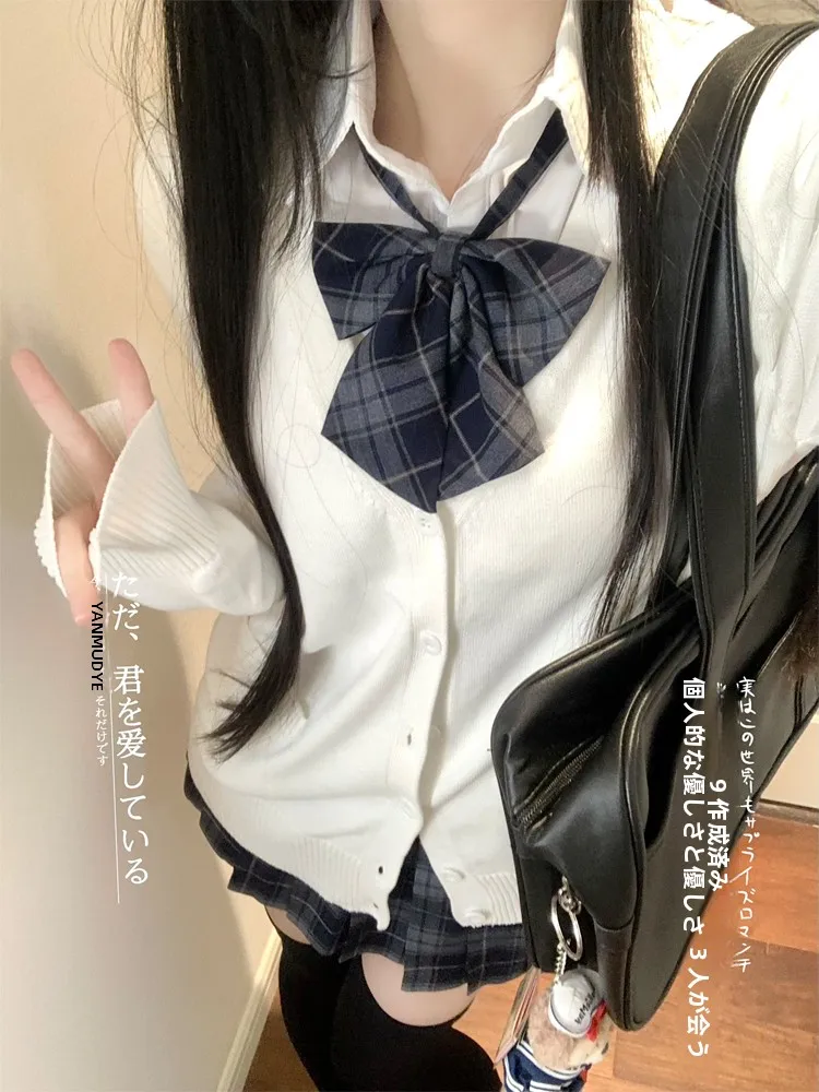 かっこいい中学生になるための机おしゃれとは？白色ニットカーディガンとチェック柄スカートが答えになる