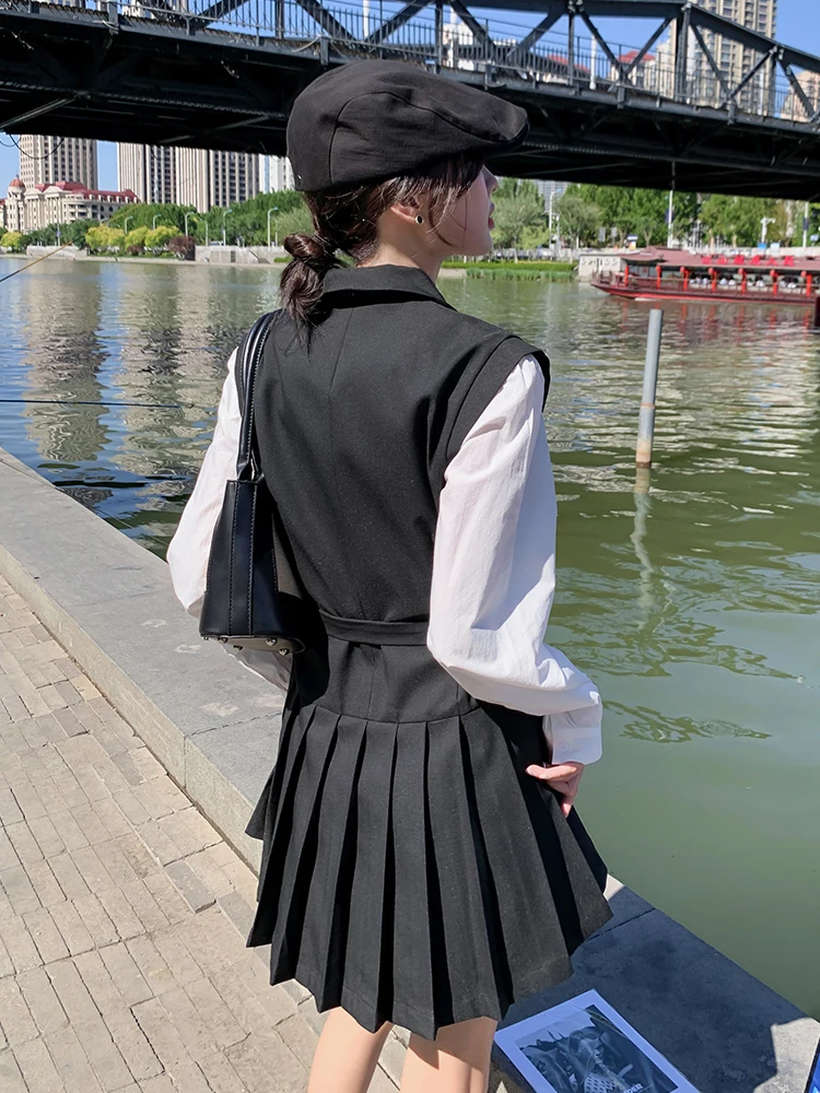 40代の披露宴や忘年会に着る服は？高級感と実用性を両立するブラックスーツドレスの選び方
