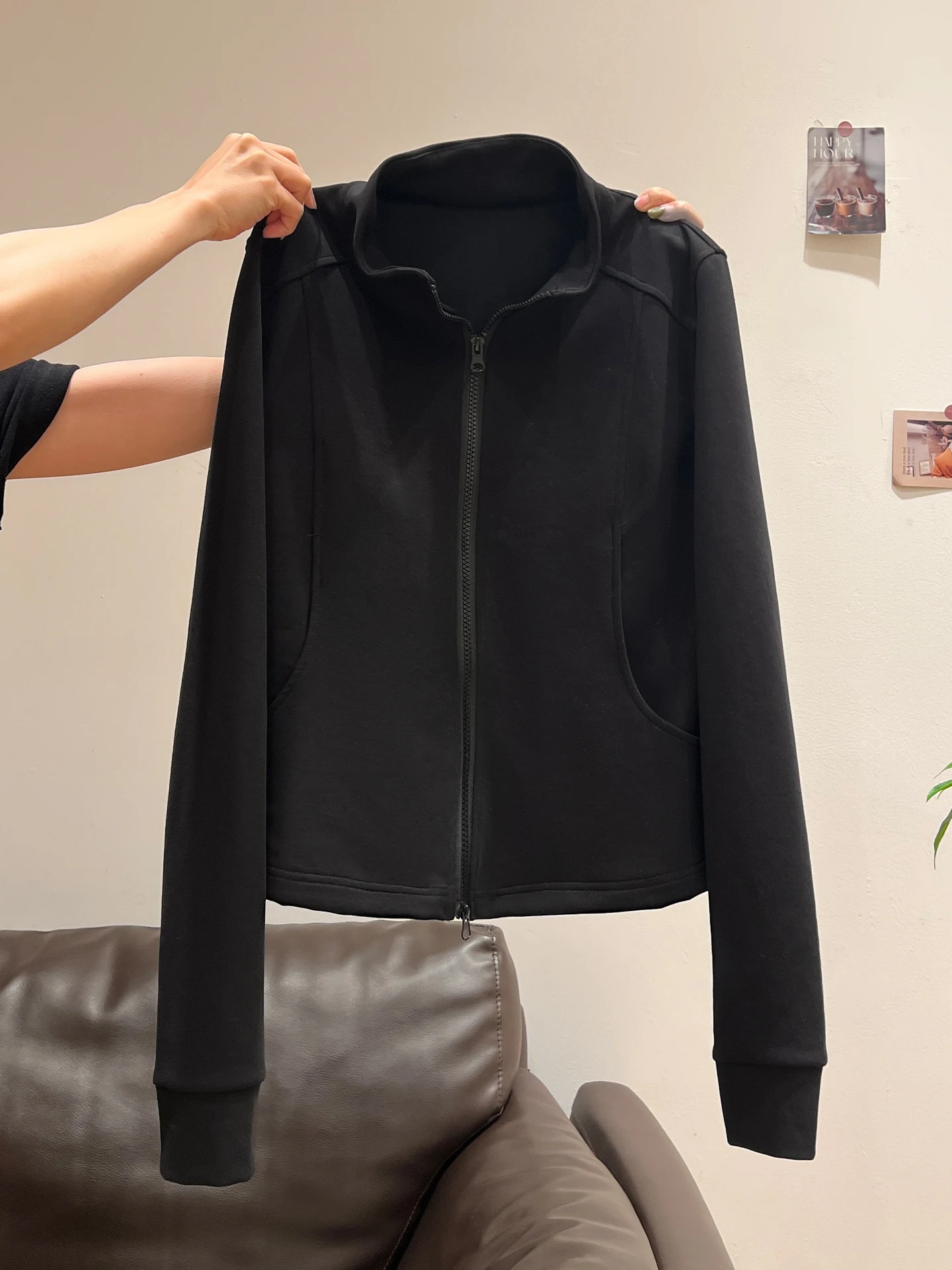 黒パーカー レディース おしゃれ どう選ぶ？通勤から日常まで使える「AUSII ブラックハイネックショートジップパーカー」の本当の魅力とは