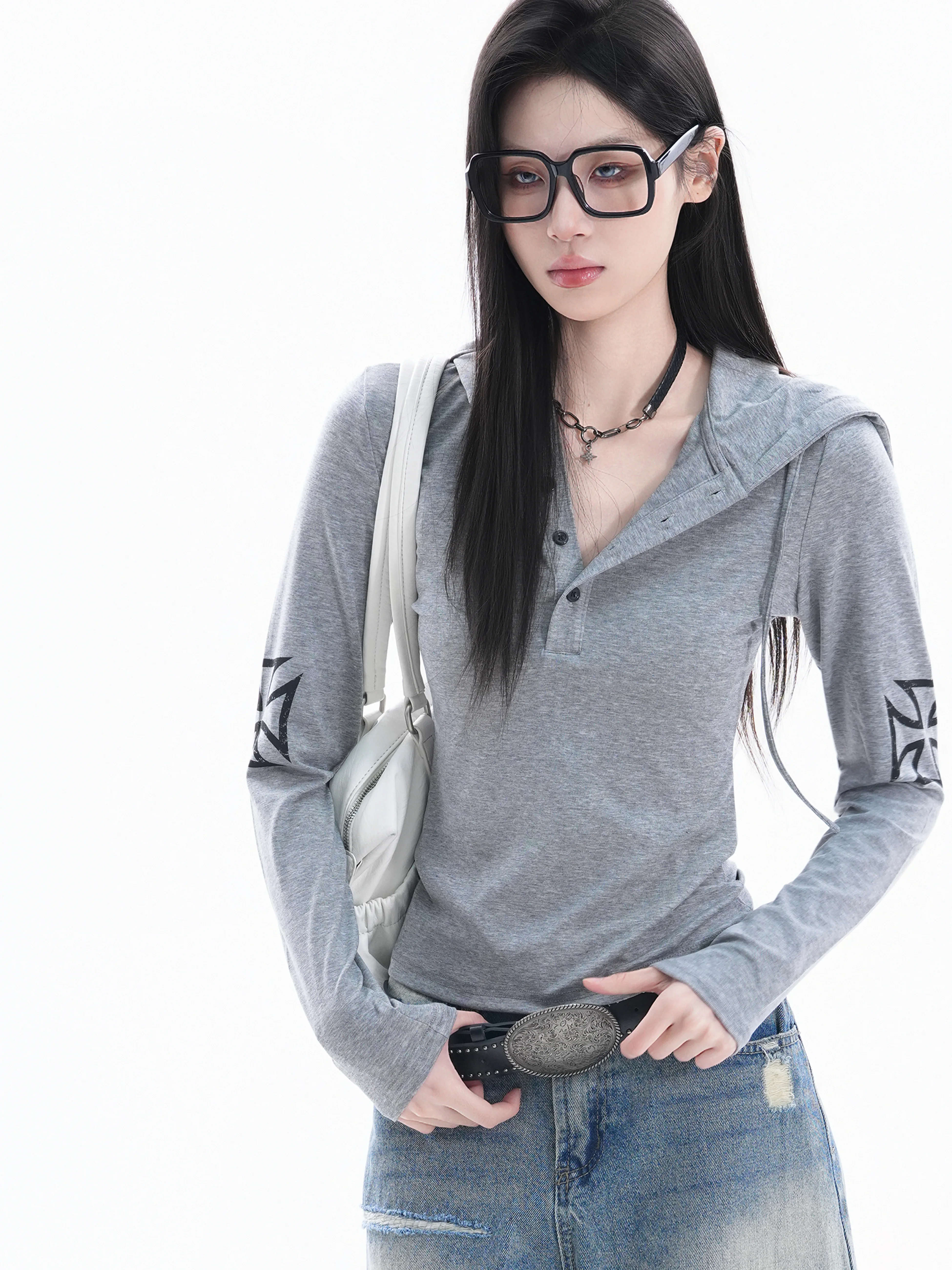 個性的なプリントデザインのクロスフードTシャツ：辣妹風のデザインとスリムフィットが特徴