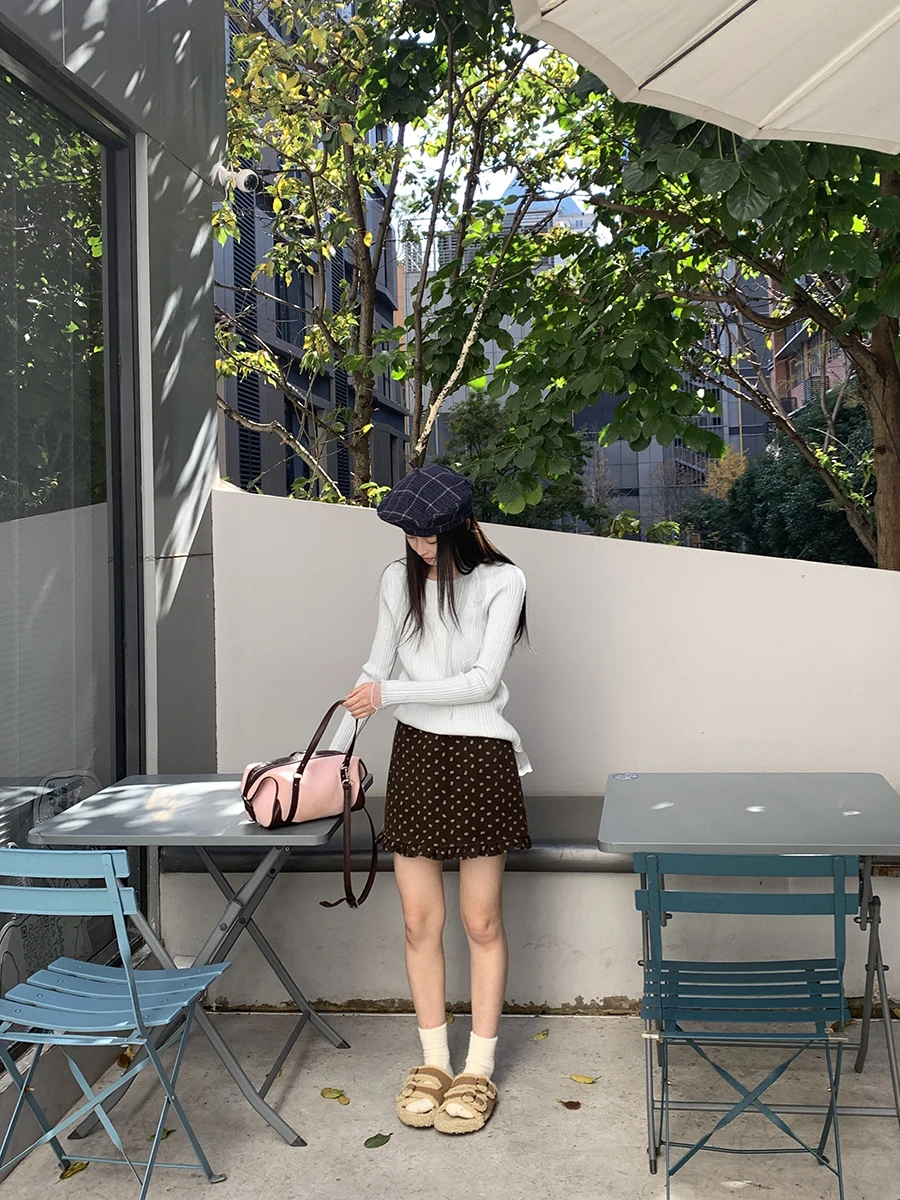 甘く華やかなネットレースデザイン 丸首長袖ニットの着こなしと実用性