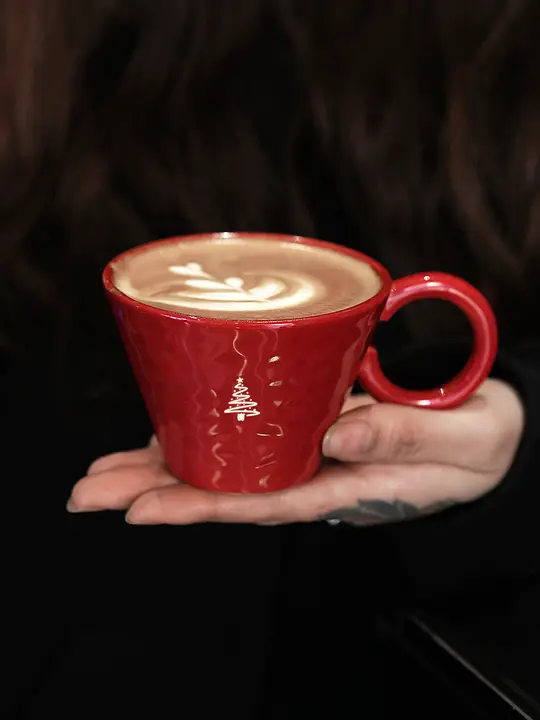 マグカップ コーヒーカップ 陶器 手描き 手びねり クリスマスツリー ベリーレッド ギフト プレゼント「Endless stars」