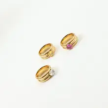 多色のダブルアーチデザインリング【チタン鋼製・ゴールドコーティング・女性用】（セットアップ対応）