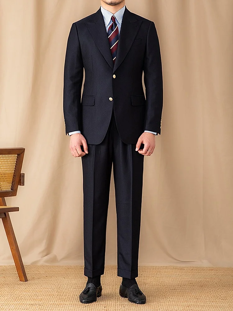 紺ブレを着こなすのが難しい50代男性に、今こそ選ぶべきシンプルブレザーとは？