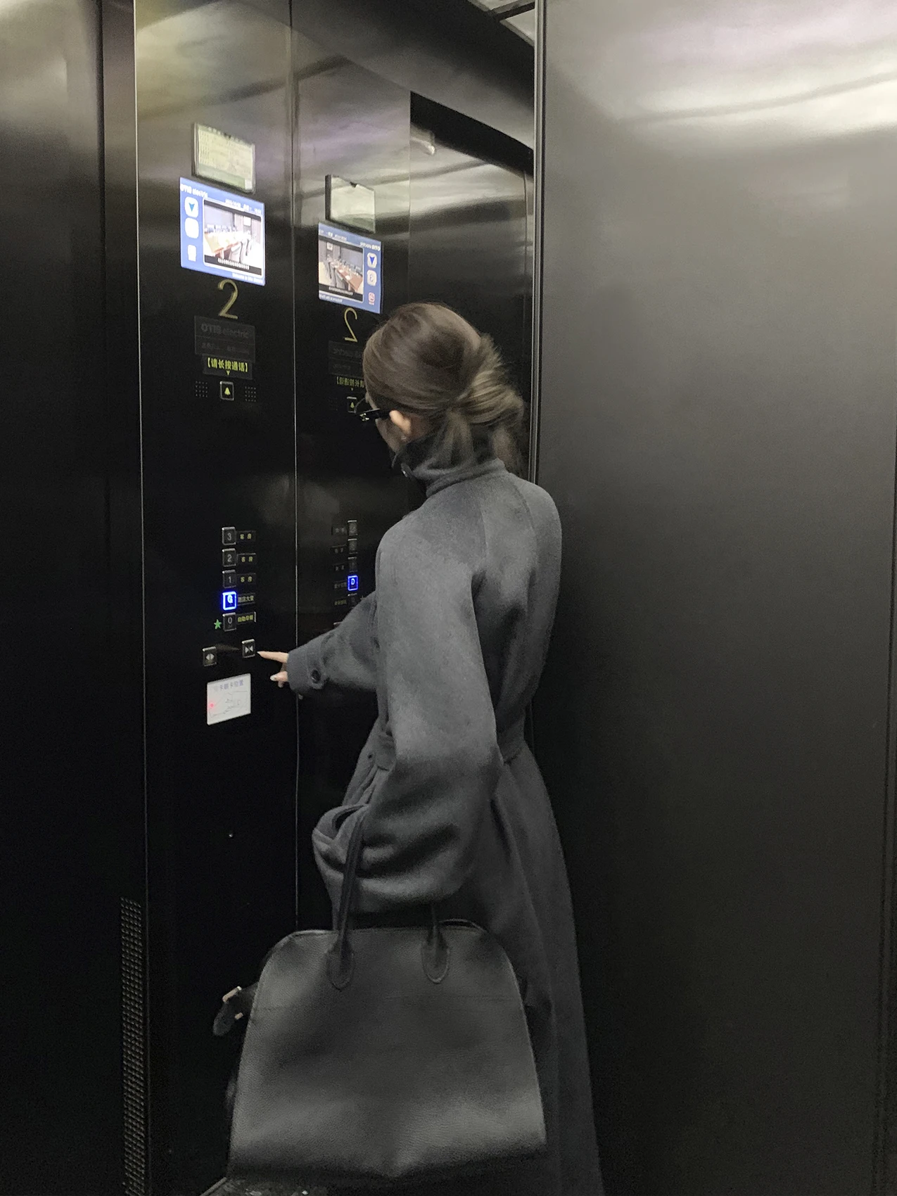 レトロダブルブレストウールコート：通勤スタイルの韓版直筒デザインと加厚素材の実用性