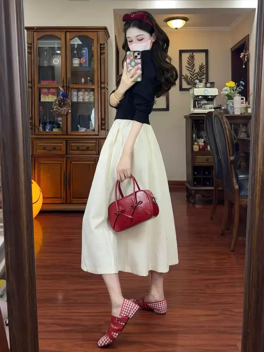 秋のコーディネートに最適！黒のニットセーターと白のスカート【ハイウエスト・ニット風デザイン】（セットアップ対応）