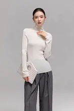 高級感ある無縫いハイネックウールニット【肌触り良好・フィット感・女性用】