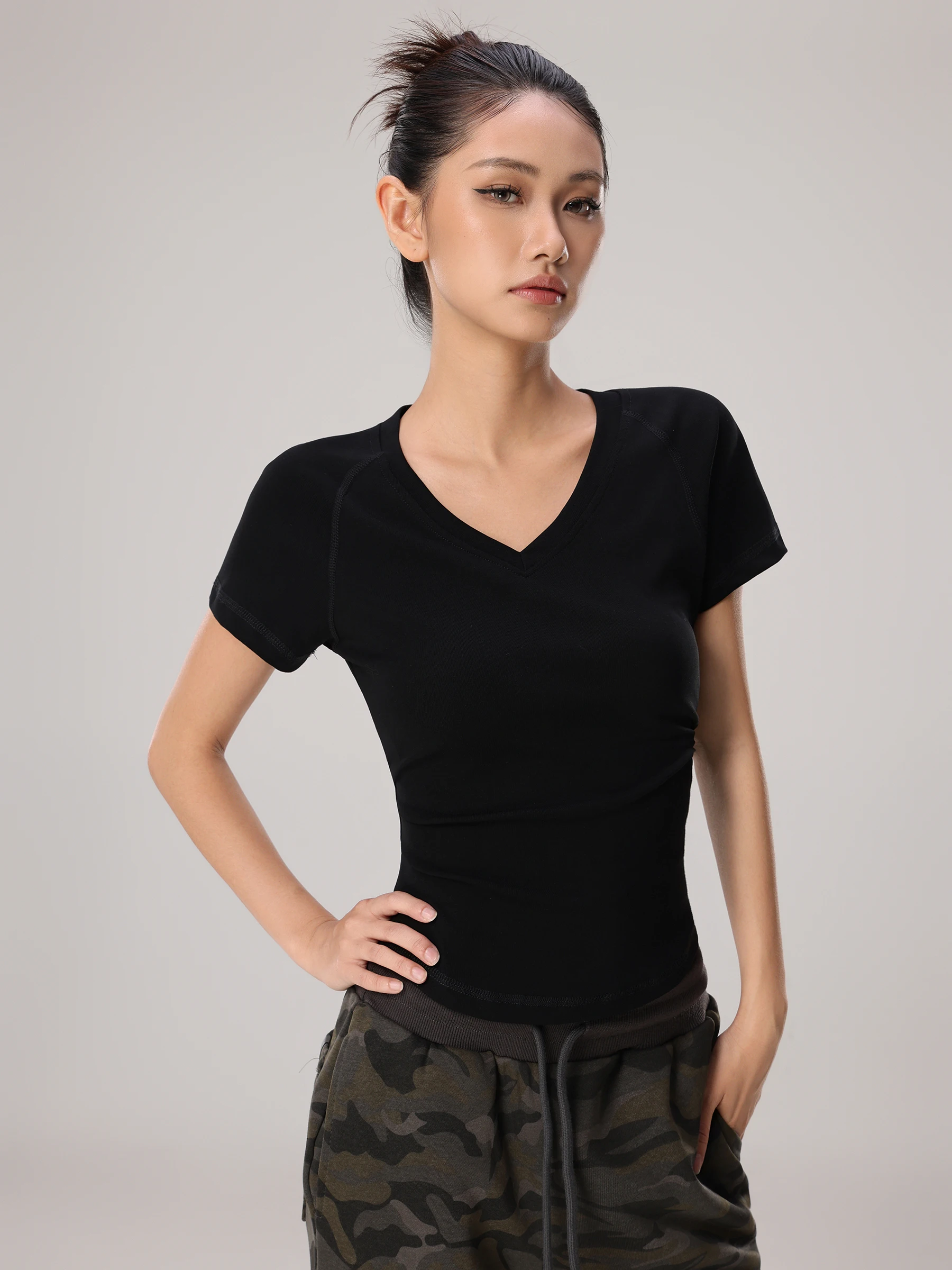 夏用褶皱デザインのVネックフィットTシャツ：通勤風の修身型レディーストレーナー選びの実証