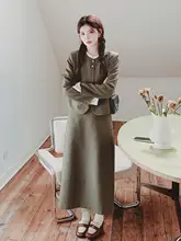 深い茶色のレトロ風デザインコートとスカート【ミニマルスタイル・秋用・女性用】（セットアップ対応）