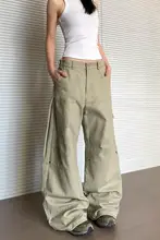 おしゃれなベージュのワイドレッグカーゴパンツ【しわ加工・フィット・女性用】