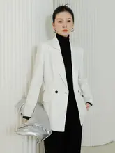 高級感のあるベルト付きホワイトジャケット【ウエストシェイプ・洗練されたデザイン】