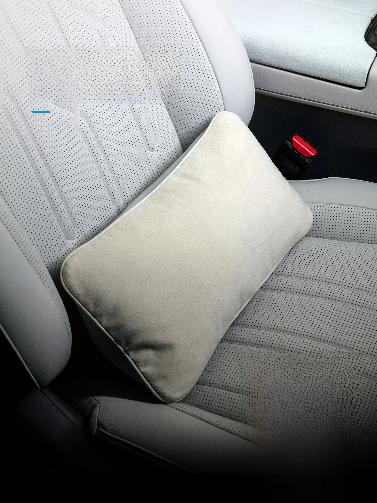 mpv シート アレンジ で赤ちゃんの安全を確保するには？車内に設置する三角形クッションの選び方