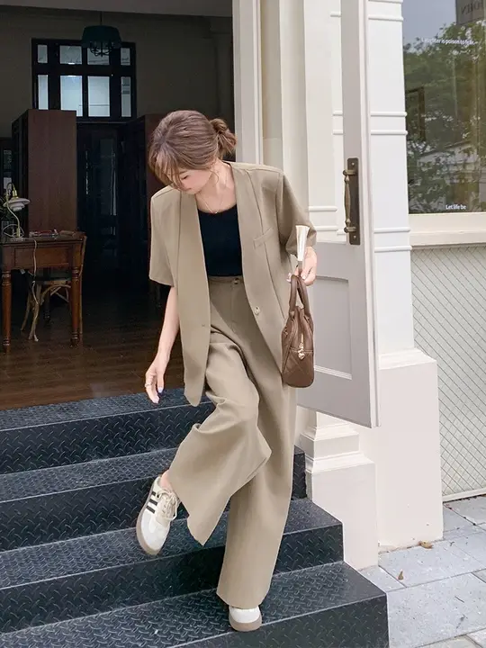 カーキ色のスタイリッシュなジャケットとパンツの2点セット【春秋用・ビジネスカジュアル】（セットアップ対応）