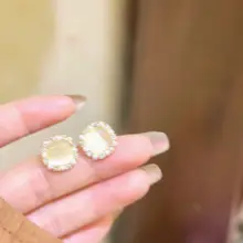 優雅な印象の猫目石とパールのピアス【軽やかで高級感のあるデザイン】