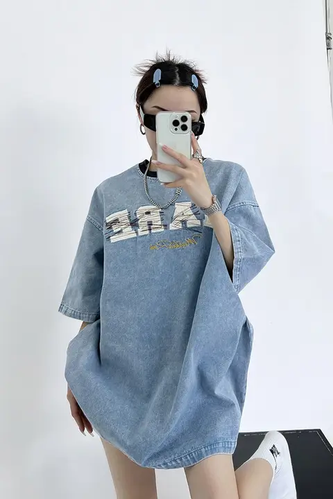レトロデザインのユニセックスTシャツ【夏用・刺繍・ゆったりフィット・デニム風】