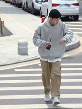 グレーのフード付きオーバーサイズスウェットシャツ【秋冬用・男性向け・極上の柔らかさ】