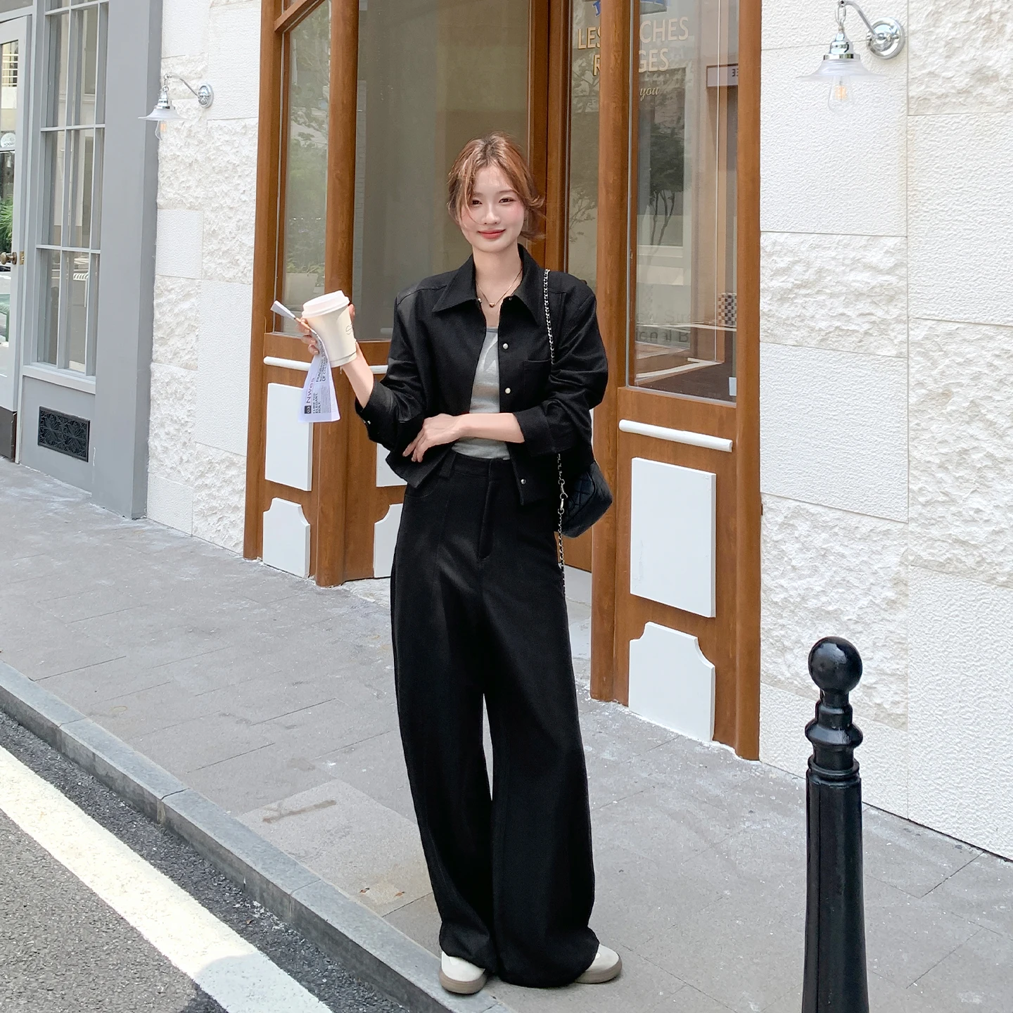 黒のファッションはなぜ今、すべてのシーンで選ばれるのか？